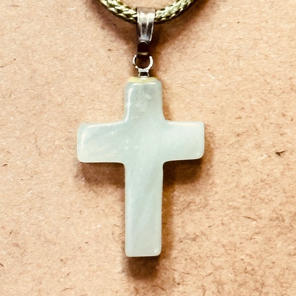 Green Chalcedony Carved Cross Pendant Pale Green EUC - Picture 1 of 9